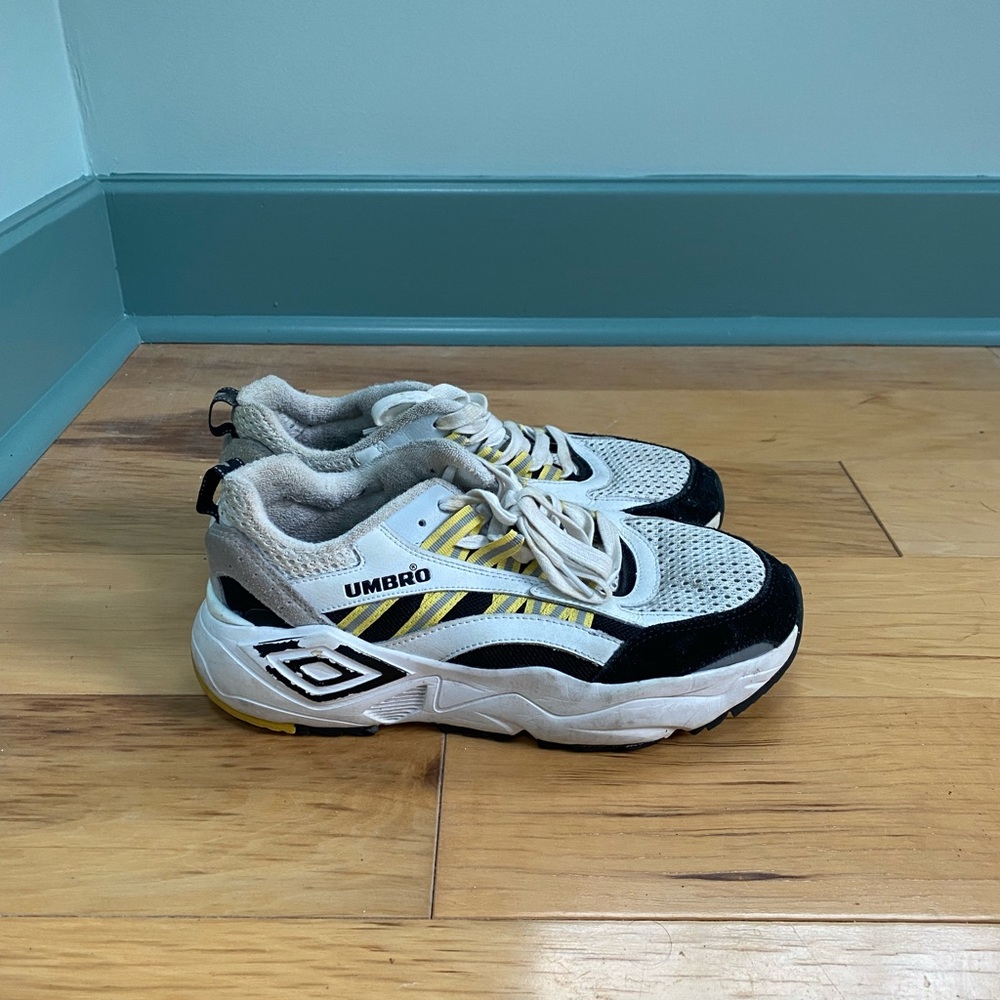 Umbro black/yellow sneakers size 9